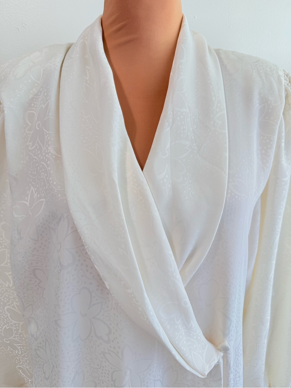VINTAGE VALENTINO WHITE FLORAL PRINT LONG SLEEVE FLOOR LENGTH ROBE - Picture 4 of 15